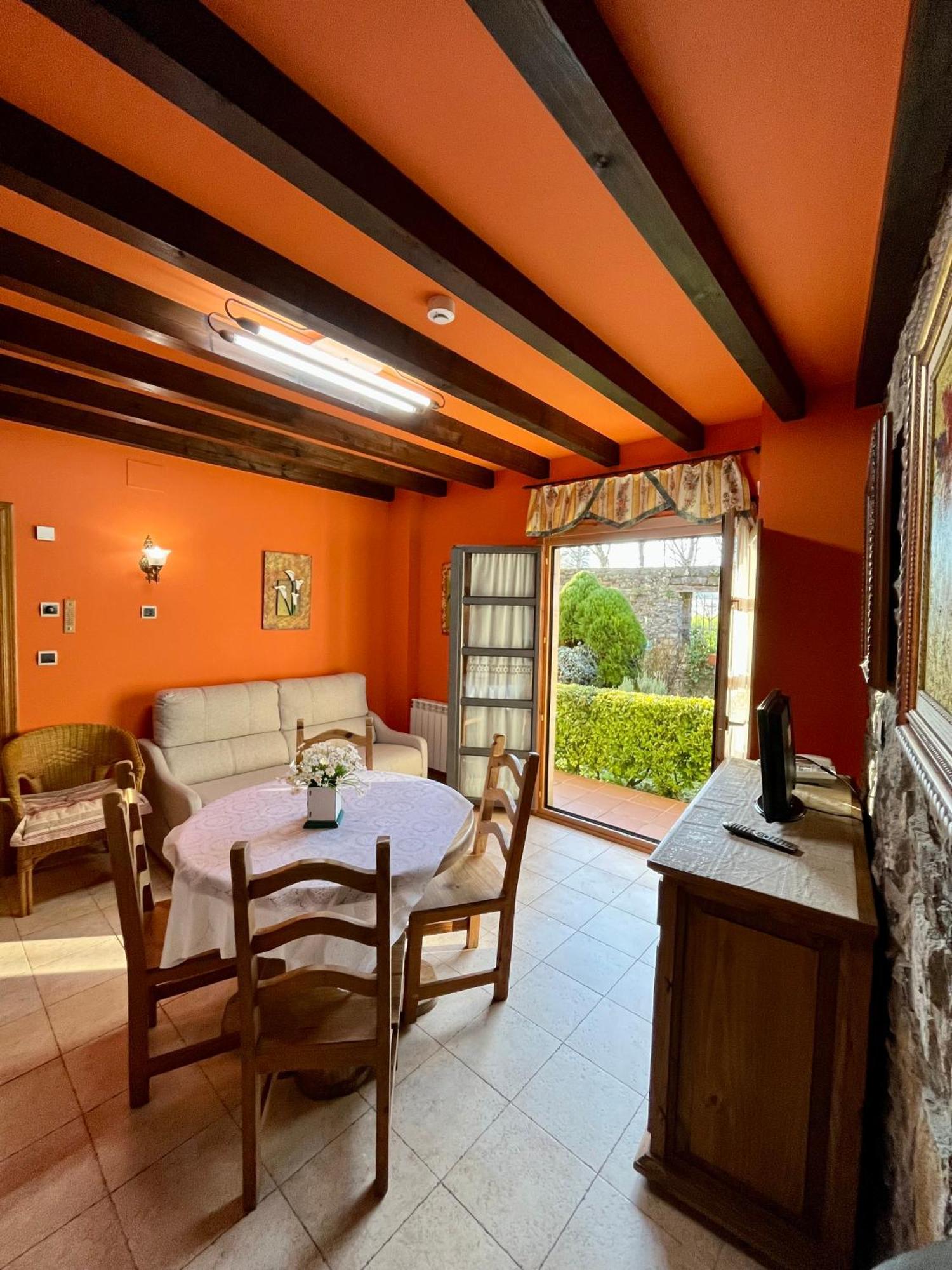 Apartamentos Turisticos Paseo De La Alameda Вальявисьоса Экстерьер фото