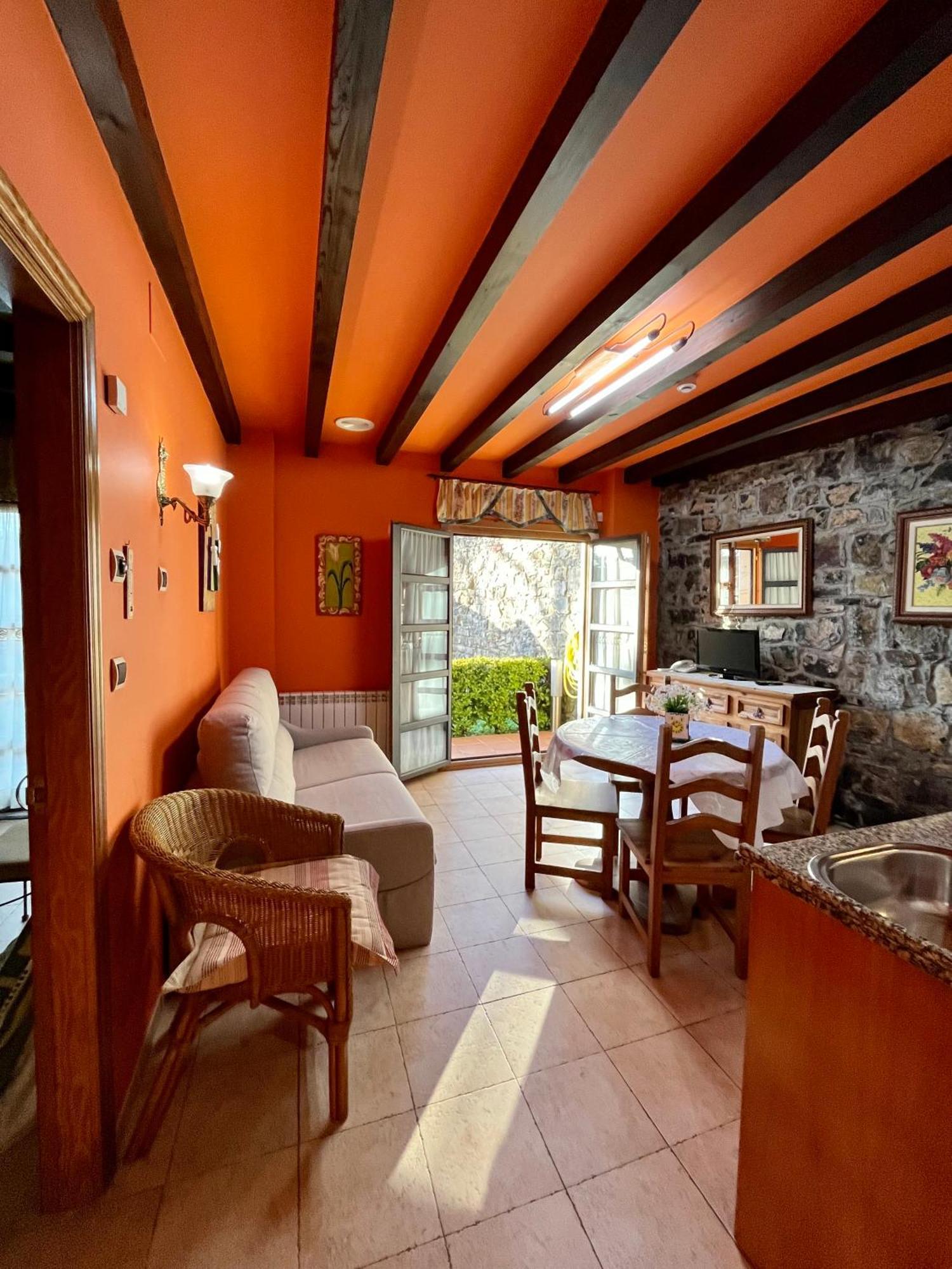 Apartamentos Turisticos Paseo De La Alameda Вальявисьоса Экстерьер фото