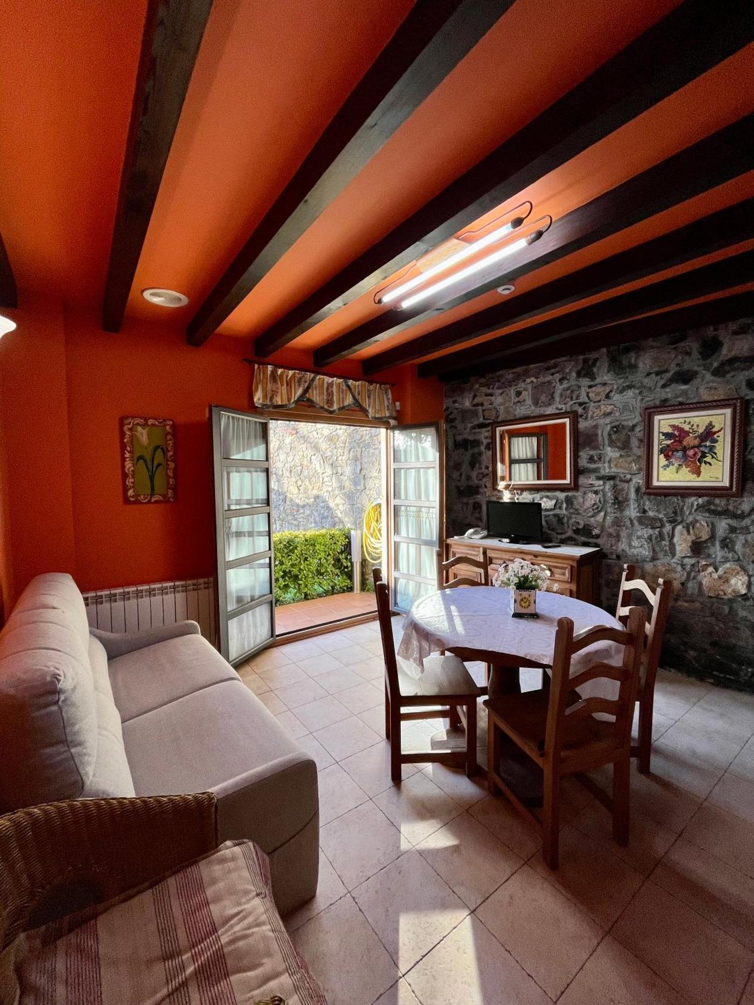 Apartamentos Turisticos Paseo De La Alameda Вальявисьоса Экстерьер фото